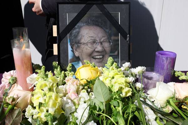 길원옥 할머니를 추모하는 제1688차 일본군 성노예제 문제해결을 위한 정기 수요시위가 지난 19일 오후 서울 종로구 주한 일본대사관 인근에서 열려 길 할머니 영정 앞에 꽃들이 놓여 있다. 김영원 기자 forever@hani.co.kr