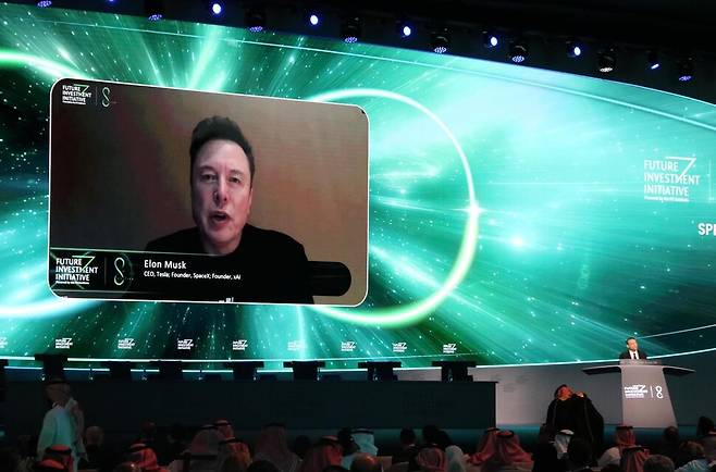 2024년 10월29일(현지시각) 사우디아라비아 리야드 킹압둘아지즈 국제콘퍼런스센터(KAIC)에서 열린 미래투자이니셔티브(FII) 행사에서 테슬라 최고경영자이자 엑스(X·옛 트위터)를 인수한 일론머스크가 화상으로 등장했다. 일론 머스크는 필리핀에서 AI 이용자를 막기 위해 1달러를 지불해야 트위터를 이용할 수 있도록 하는 정책을 시범적으로 도입했다. 연합뉴스