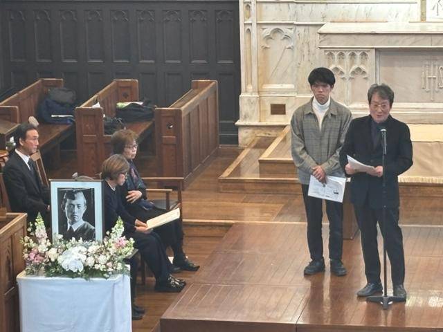 윤동주 시인의 절친이었던 고 문익환 목사의 아들 배우 문성근(맨 오른쪽)씨가 23일 일본 도쿄 릿쿄대 예배당에서 문 목사가 윤동주를 위해 쓴 시 '동주야'를 낭독하고 있다. 문씨 왼쪽은 '동주야'를 일본어로 번역한 우에노 준 교토예술대 교수의 아들인 우에노 유타. 도쿄=류호 특파원