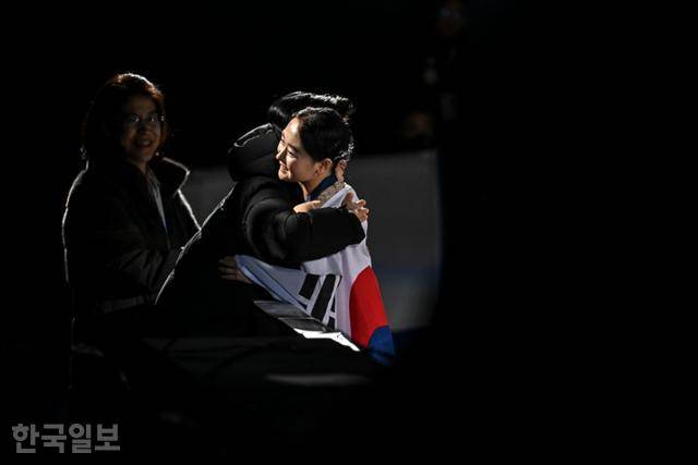 김채연이 2025 국제빙상경기연맹(ISU) 피겨스케이팅 사대륙선수권대회 여자 싱글 시상식에서 관계자와 포옹하고 있다.