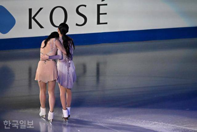 임은수(왼쪽)·최다빈이 갈라쇼에서 합동 은퇴 무대를 마친 후 빙판을 떠나고 있다.