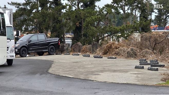 미리내공원 족구장이 제26회 탐라기 전국 중학교 축구대회 임시주차장으로 사용될 당시 인근 주차장이 비어있는 모습 (사진, 시청자 제공)