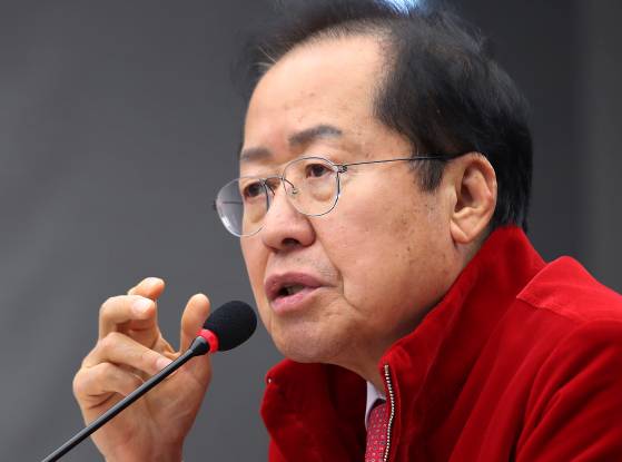 홍준표 대구시장은 명씨와 만난 적이 없고 여론조사 조작 역시 논의한 바 없다는 입장이다. 뉴스1