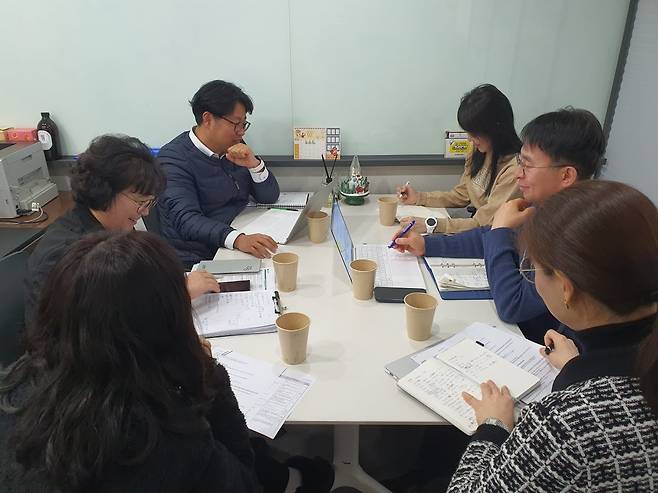 임원들이 신제품 개발 회의를 하고 있다. 윤현주 기자