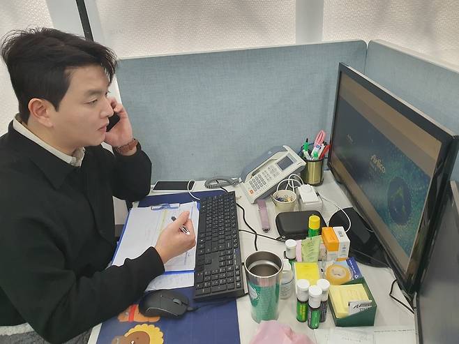 최환 과장이 홍보물 제작을 하고 있다. 윤현주 기자
