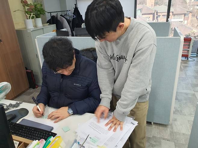 전송현 대리(왼쪽)와 김재준 대리가 수출 업무에 대한 논의를 하고 있다. 윤현주 기자