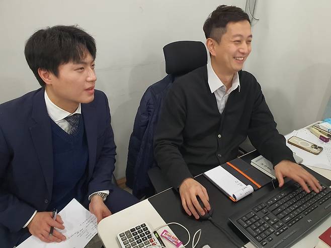 김민수 사원(왼쪽)과 박성걸 팀장이 올해 실적 전망치에 대해 논의하고 있다. 윤현주 기자