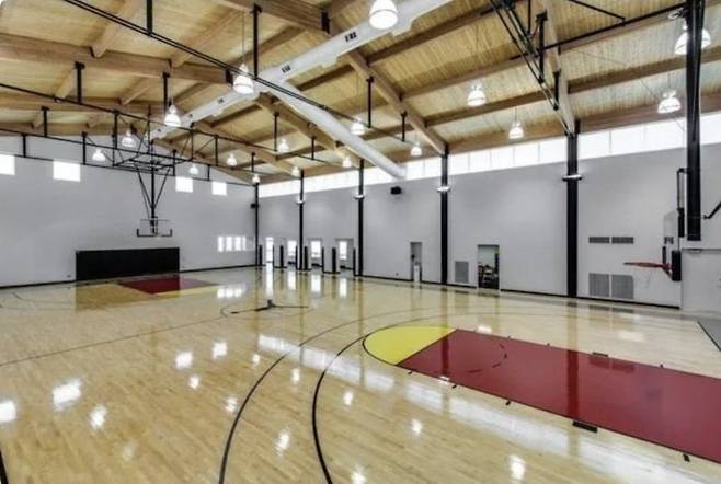 내부 인테리어 중인 조던 주택. 사진=리얼터닷컴 캡처