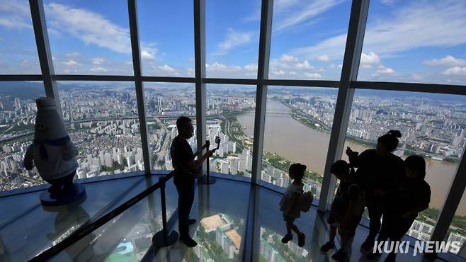 서울 송파구 롯데월드타워에서 바라본 송파구와 강남구 아파트 단지 모습. 곽경근 대기자