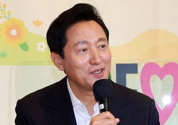 오세훈 서울시장이 지난달 23일 서울 마포구 서울신용보증재단 본점 자영업지원센터 라운지에서 열린 서울시 소상공인 힘보탬 현장 간담회에서 인사말을 하고 있다. 뉴시스