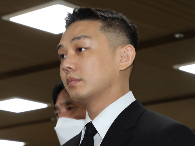 ‘프로포폴 상습 투약’ 혐의로 기소된 배우 유아인(본명 엄홍식)이 지난해 9월 서울 서초구 중앙지법에서 열린 1심 선고기일에 출석하고 있다. [사진 출처=연합뉴스]