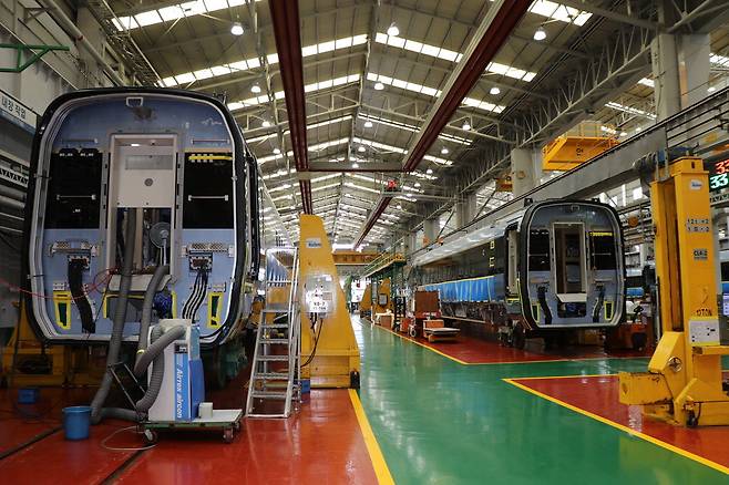 현대로템 창원공장에서 수출·내수용 등 다양한 열차가 제조되고 있다.  창원 한창호 기자