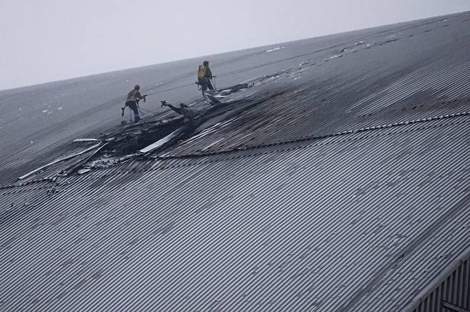 지난 14일(현지 시간) 우크라이나 체르노빌에 드론 공격이 발생한 후 체르노빌 원자력 발전소 4호기 잔해를 격리하고 방사능 유출을 막기 위한 돔 구조물(NSC) 지붕이 파손돼 있다. 볼로디미르 젤렌스키 대통령은 이 폭발이 러시아 드론 공격으로 발생했다고 주장하면서 "화재는 진화됐고 인명 피해는 없었지만, 구조물이 손상됐다"라고 말했다. /AP=뉴시스