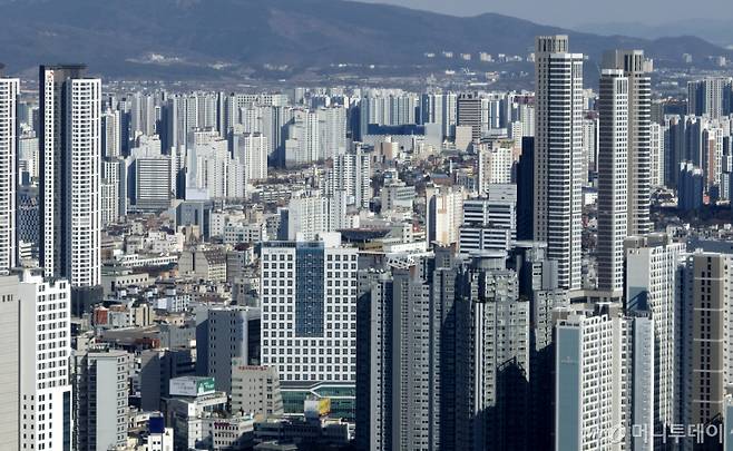 [대구=뉴시스] 이무열 기자 = 정부가 지방의 '악성 미분양' 주택 문제를 해소하기 위해 한국토지주택공사(LH)를 통해 약 3000호를 직접 매입하기로 결정한 19일 대구 중구에서 바라본 대구 도심 아파트. 2025.02.19. lmy@newsis.com /사진=이무열
