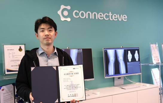 코넥티브 노두현 대표가 벤처기업협회에서 수여한 2024년 우수벤처기업 선정증을 들고 있다. /사진제공=코넥티브