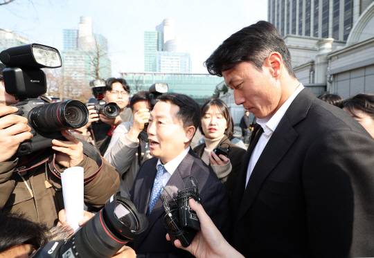 불법 촬영 혐의로 재판에 넘겨진 축구선수 황의조가 지난 14일 서울 서초구 서울중앙지법에서 열린 1심에서 징역 1년에 집행유예 2년을 선고받은 뒤 법원을 나서고 있다. 연합뉴스
