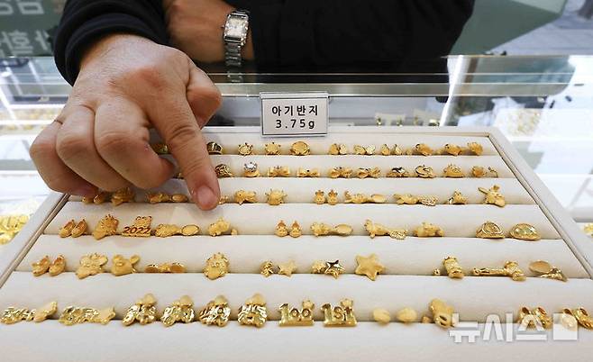 [서울=뉴시스] 김근수 기자 = 11일 서울 종로구 한국금거래소 종로본점에서 직원이 금 돌반지를 정리하고 있다. 국내 금가격도 연일 사상 최고치를 갈아치고 있다. 11일 오후 현재 한국금거래소 홈페이지 기준 금1돈 구매비용은 592,000원을 기록하고 있다. 2025.02.11. ks@newsis.com