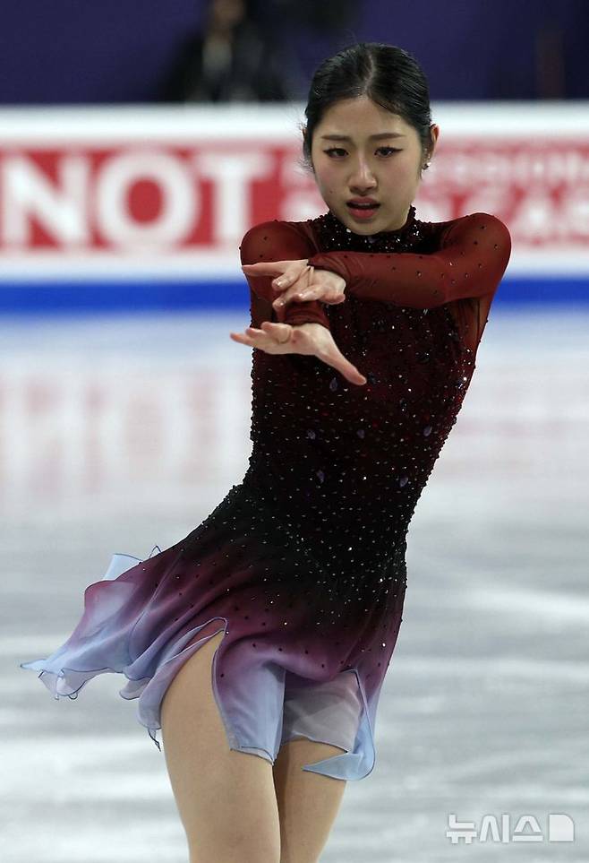 [서울=뉴시스] 고범준 기자 = 피겨 이해인이 23일 오후 서울 양천구 목동 아이스링크에서 열린 2025 ISU 4대륙 피겨 선수권대회 여자 싱글 프리스케이팅에서 연기를 펼치고 있다. 2025.02.23. bjko@newsis.com