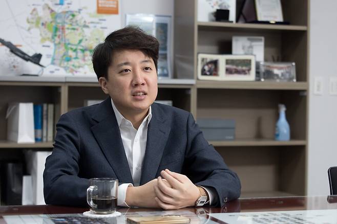 대권 출사표를 던진 이준석 개혁신당 의원이 2월17일 국회 의원회관에서 시사저널과 인터뷰하고 있다. ⓒ이종현 기자