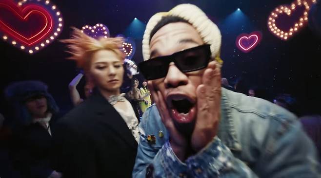 지드래곤(왼쪽)이 신곡 ‘투 배드’ 티저 영상을 통해 앤더슨 팩과 협업을 알렸다. 공식 유튜브 채널 영상 캡처