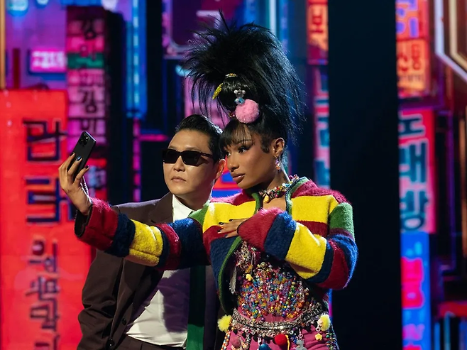 애플TV+에서 론칭하는 K팝 예능 ‘케이팝드(KPopped)’에 출연하는 싸이(왼쪽)와 메간 디 스탤리온. 애플TV+ 제공