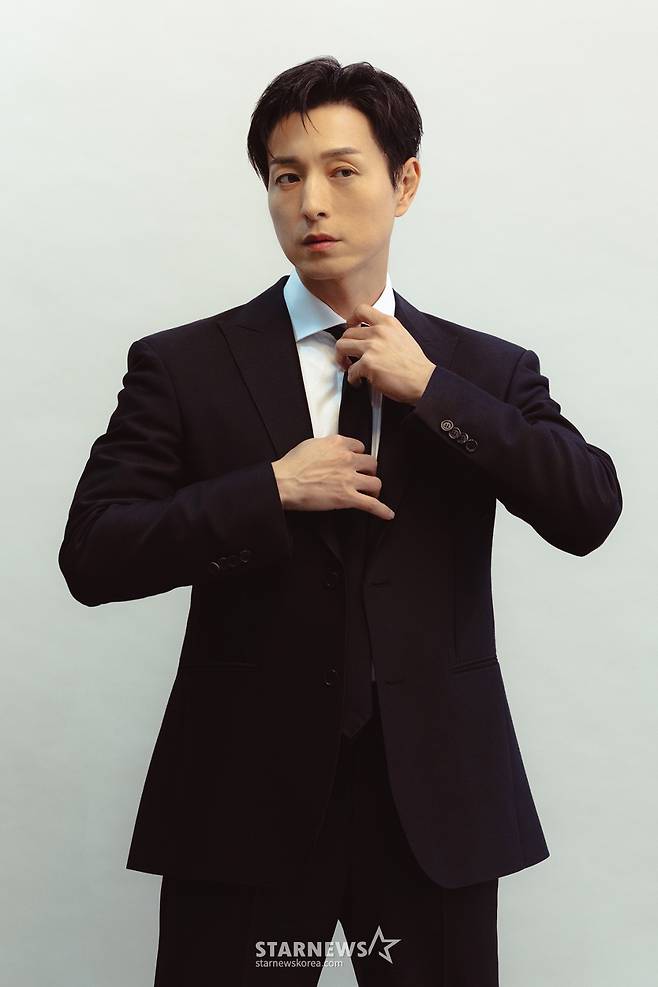 디즈니+ 오리지널 시리즈 '트리거'의 배우 정성일이 18일 본지와의 인터뷰를 위해 포즈를 취하고 있다. /사진제공=월트디즈니 컴퍼니 코리아 /사진=이동훈 photoguy@