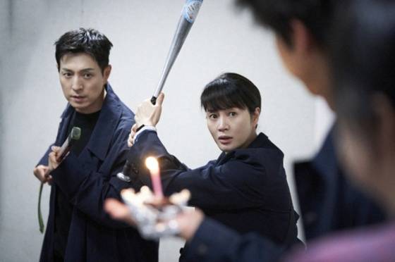 왼쪽부터 '트리거' 속 정성일, 김혜수