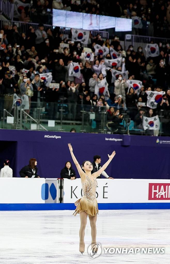 압도적 실력 차이로 ISU 4대륙선수권대회 우승 차지한 김채연 (서울=연합뉴스) 윤동진 기자 = 23일 서울 목동 아이스링크에서 열린 2025 국제빙상경기연맹(ISU) 사대륙 피겨 선수권대회 여자 싱글 프리스케이팅에서 우승을 차지한 김채연이 연기를 마친 뒤 팬들을 향해 인사하고 있다.
    김채연은 21일 열린 쇼트프로그램에서 74.02점을 받았고 이날 열린 프리스케이팅에서는 시즌 베스트인 148.36점을 받아 합계 222.38점을 기록하며 우승을 차지했다. 2025.2.23 mon@yna.co.kr