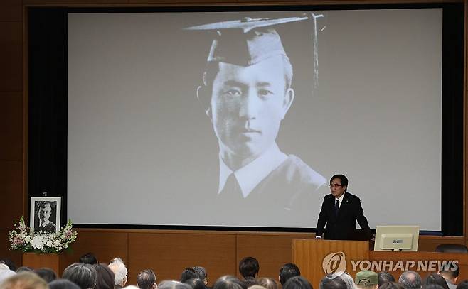 일본 릿쿄대 총장 "윤동주는 소중한 시인" (도쿄=연합뉴스) 박상현 특파원 = 일본 도쿄 릿쿄대에서 23일 열린 일제강점기 저항시인 윤동주 80주기 추도 행사에서 니시하라 렌타 릿쿄대 총장이 '내가 윤동주를 소중하게 생각하는 이유'를 주제로 강연하고 있다.