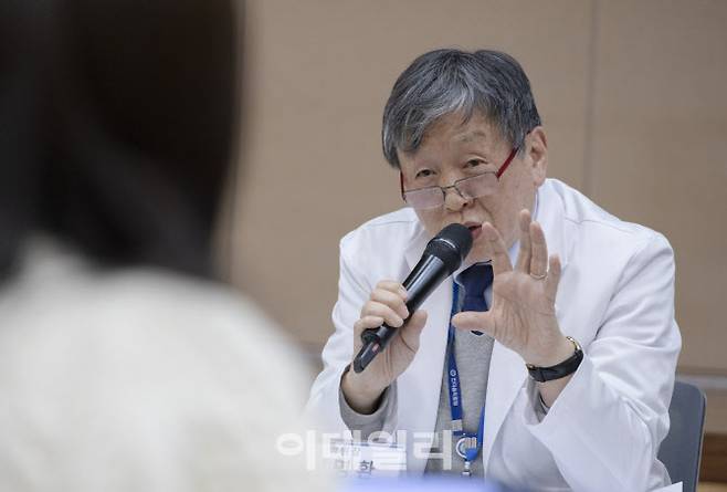 김명환 창원한마음병원 병원장이 20일 병원에서 진행된 기자간담회에서 질문에 답하고 있다. (사진=보건복지부)