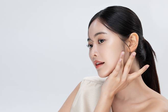 피부는 어떻게 관리하느냐에 따라 차이가 난다. 피부 노화를 가속화시키는 나쁜 습관을 개선해야 하고, 피부 건강에 좋은 식품을 자주 섭취하면 동안 피부를 유지할 수 있다. [사진=게티이미지뱅크]