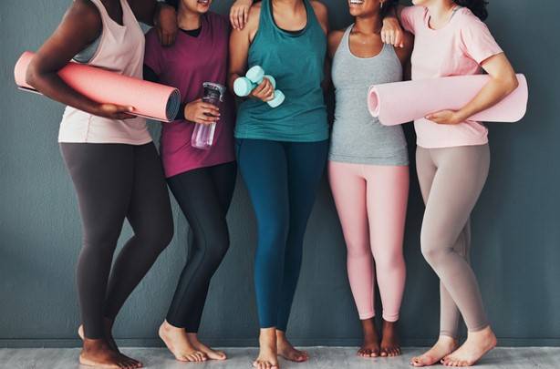 폴리에스터(스포츠웨어, 요가복, 등산복, 바람막이, 패딩에 주로 쓰임), 스판덱스(높은 신축성과 복원력을 가진 합성 섬유로, 주로 레깅스, 요가복, 수영복, 스키니진 등 탄성이 필요한 의류에 사용)플라스틱 기반 직물이다. [사진=게티이미지뱅크]