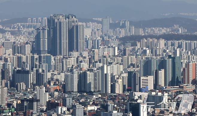 서울 남산에서 아파트 단지가 보이고 있다. 2025.2.21/뉴스1 ⓒ News1 장수영 기자