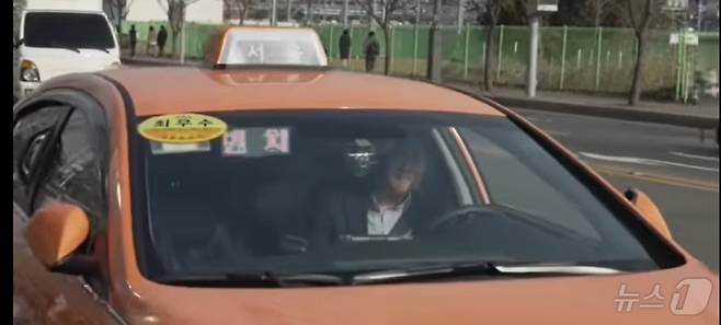 택시 업계 현실을 알아보겠다며 2019년 2월 당시 이준석 바른미래당 최고위원이 법인 택시를 몰던 모습. 방송 취재 요청을 받은 때문인지 양쪽 사이드미러를 펴는 것을 깜빡 잊어버린 듯했다. (SNS 갈무리) ⓒ 뉴스1