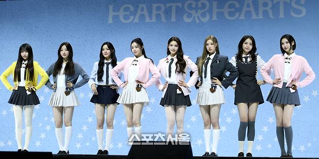걸그룹 하츠투하츠(Hearts2Hearts) 예원, 스텔라,유하,이안,에이나,주은,카르멘,지우(왼쪽부터)가 24일 서울 광진구 예스24라이브홀에서 열린  첫 싱글 ‘더 체이스(The Chase)’ 발매 기념 미디어 쇼케이스에서 포토타임을 갖고 있다.   2025. 2. 24. 최승섭기자 thunder@sportsseoul.com