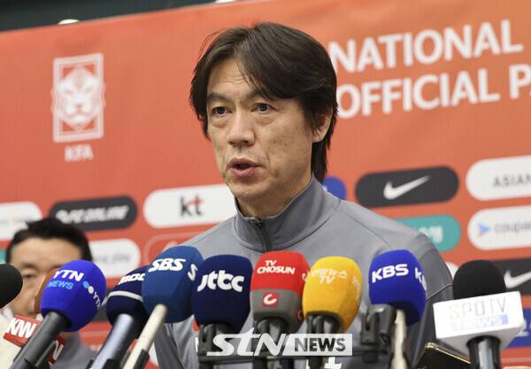홍명보 대한민국 축구 국가대표팀 감독이 21일 인천 중구 인천국제공항 제1여객터미널에서 취재진 질문에 답하고 있다. 사진┃뉴시스
