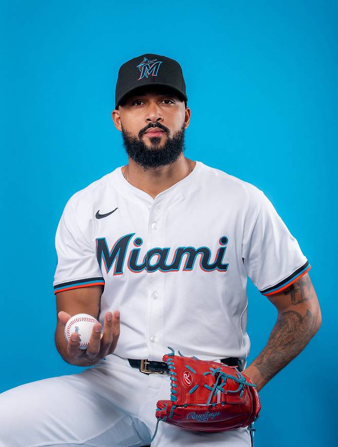 샌디 알칸타라가 지난 20일(한국시각) 포토 데이를 맞아 포즈를 취하고 있다. AFP연합뉴스