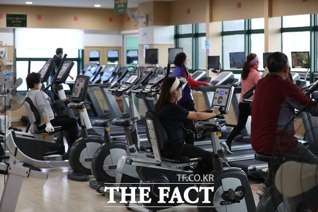 헬스장 8곳 중 1곳이 여전히 서비스의 가격을 제대로 표시하지 않고 운영 중인 것으로 나타났다. 사진은 서울 성동구 성동구민종합체육센터에서 시민들이 운동을 하고 있는 모습. /뉴시스