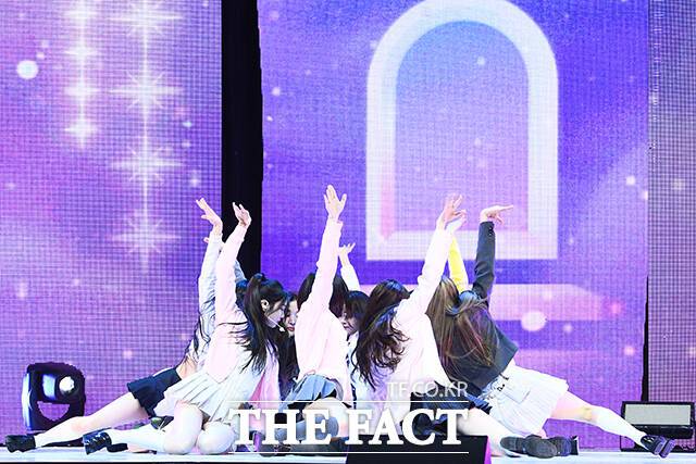 그룹 하츠투하츠(Hearts2Hearts)가 24일 오후 서울 광진구 예스24라이브홀에서 열린 첫 번째 싱글 'The Chase(더 체이스)' 발매 기념 미디어 쇼케이스에서 타이틀곡 'The Chase' 무대를 펼치고 있다. /서예원 기자