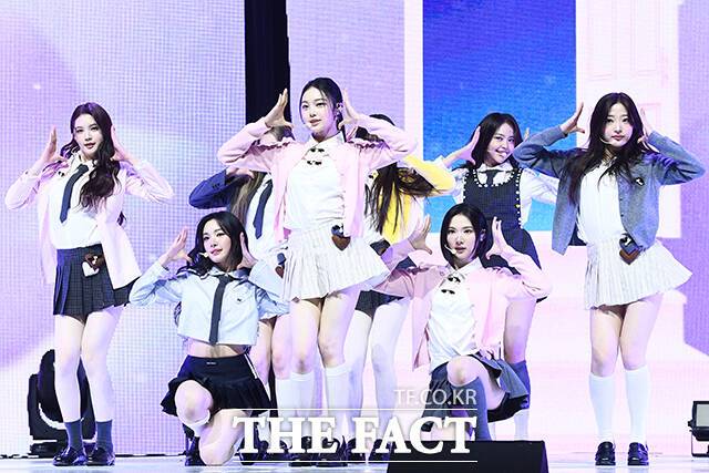 그룹 하츠투하츠(Hearts2Hearts)가 24일 오후 서울 광진구 예스24라이브홀에서 열린 첫 번째 싱글 'The Chase(더 체이스)' 발매 기념 미디어 쇼케이스에서 타이틀곡 'The Chase' 무대를 펼치고 있다. /서예원 기자