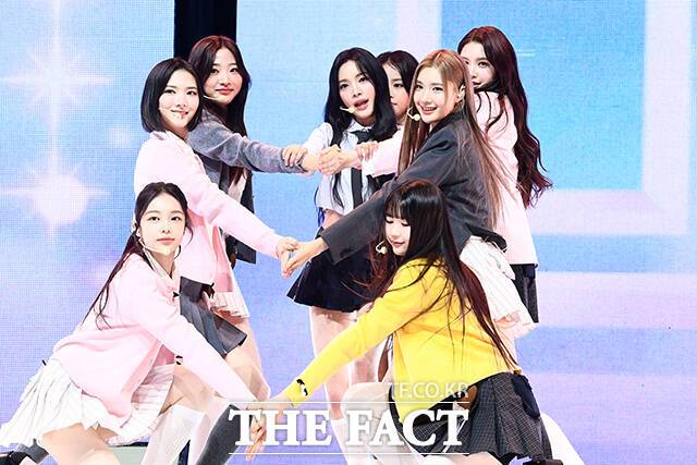 그룹 하츠투하츠(Hearts2Hearts)가 24일 오후 서울 광진구 예스24라이브홀에서 열린 첫 번째 싱글 'The Chase(더 체이스)' 발매 기념 미디어 쇼케이스에서 타이틀곡 'The Chase' 무대를 펼치고 있다. /서예원 기자