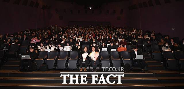 이종은 감독(가운데)와 이준석 개혁신당 의원이 관객과 기념촬영을 하고 있다.