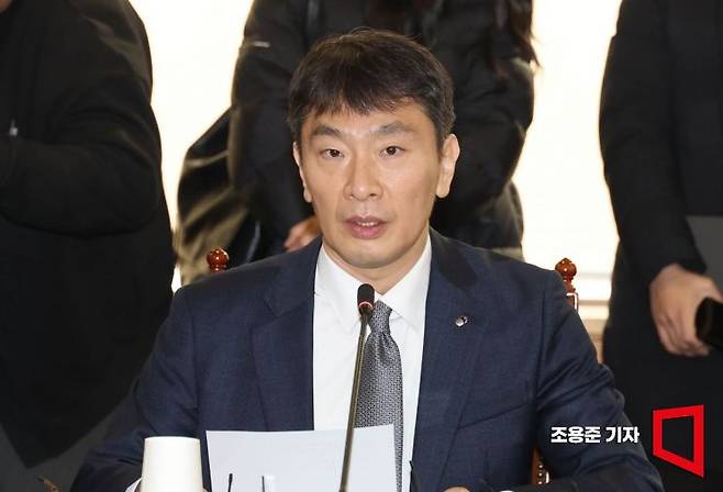 이복현 금융감독원장이 19일 서울 중구 은행회관에서 열린 시중은행장들과 간담회에 참석, 발언하고 있다. 올해 처음으로 은행장들과 만난 이 원장은 은행권의 내부통제와 가계부채 관리, 대출금리 등을 논의할 예정이다. 조용준 기자