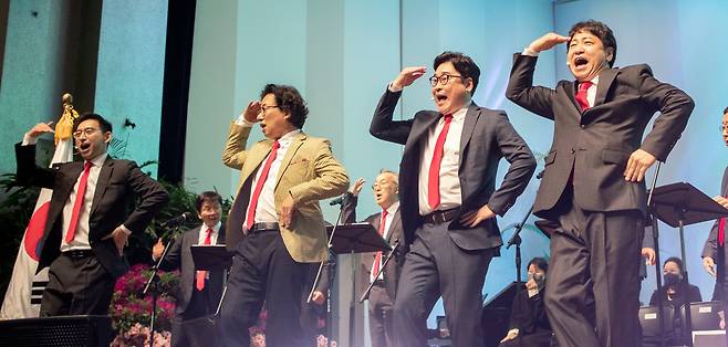 이화여대 남성 교수 중창단이 2023년 입학식에서 선보인 축하 무대. 최신 유행곡을 개사해 신입생을 환영했고 ‘이대 엑소’ ‘이대 BTS’로 불린다. 교수들의 축하 공연을 본 학생과 학부모들은 “학교가 자랑스럽다” “뿌듯했다”고 말한다. /박상훈 기자