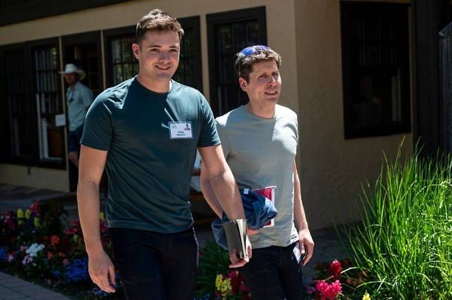 샘 올트먼 오픈AI CEO(오른쪽)과 그의 남편 올리버 멀헤린. /블룸버그