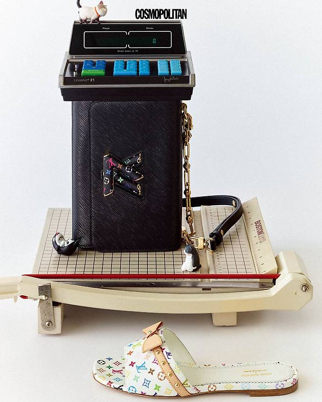 (위부터) LVxTM 트위스트 슬림, LVxTM 6AM 플랫 뮬 모두 가격미정 Louis Vuitton.