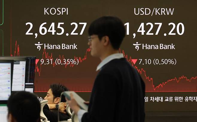 24일 서울 중구 하나은행 본점 딜링룸에서 딜러들이 업무를 보고 있다. ⓒ연합뉴스