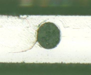 전자신문이 입수한 반도체 유리기판 제조사 B 샘플 내 글래스관통전극(TGV) 모습. 주변에 미세 균열(마이크로 크랙)이 발생해 있다.