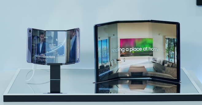 안쪽으로 두 번 접는 형태의 삼성디스플레이 폴더블 디스플레이 시제품 '플렉스G'. 〈사진 삼성디스플레이〉