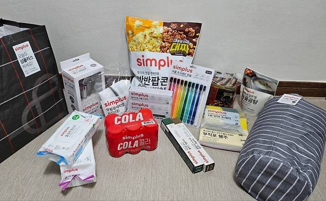 '하루살기 체험'에 사용된 홈플러스 자체 브랜드(PB) 심플러스 제품들. 캡슐커피, 차렵이불, 샤워 필터, 짜장라면과 대용량 팝콘 등으로 구성됐다. 사진=노유정 기자